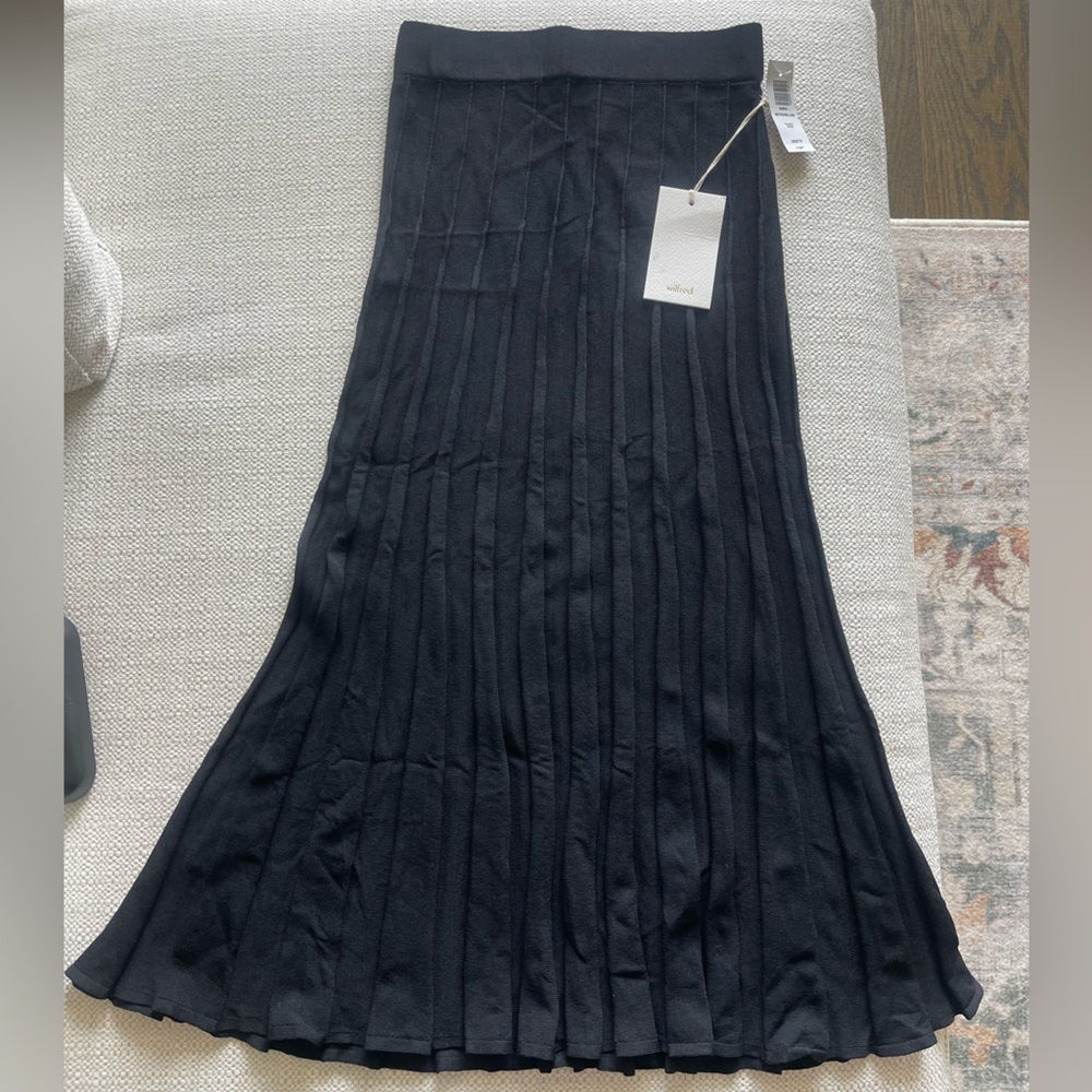 Aritzia Black Pleated midi Skirt